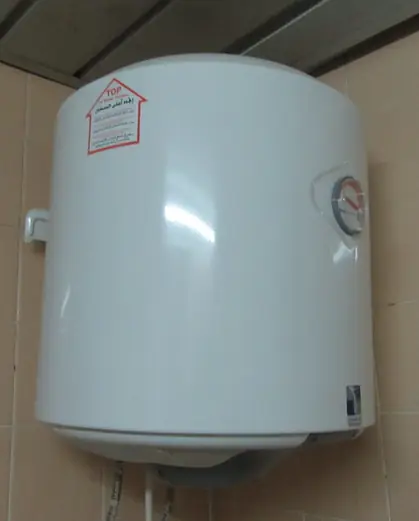 Termo eléctrico de agua caliente colgado en la pared
